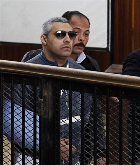 Noviná stanice Al-Dazíra Mohamed Fahmy ped egyptským soudem.