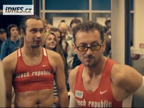 Herci Pavel Lika a Ondej Vetchý v pestrojení za eské atlety. Videospot je...