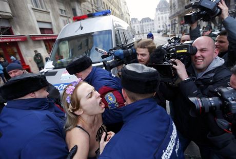 Smrt mdi i policist se strhla kolem aktivistky z hnut Femen protestujc v...