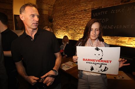 Eva Michalkov s transparentem proti norskmu adu Barnevernet.