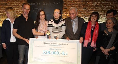 Eva Michalkov pevzala symbolick ek s stkou 528 000 korun, kter vynesla...