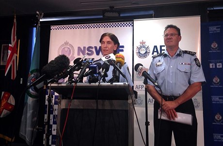 Zástupkyn policie státu Nový Jiní Wales Catherine Burnová (vlevo) informuje o...