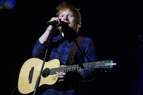 Zpěvák a písničkář Ed Sheeran si vystačí jen s kytarou.