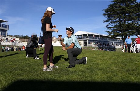 Golfista Mark Hubbard ádá u 18. jamky o ruku svou pítelkyni Meaghan McCurley.