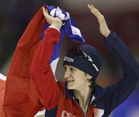 Martina Sáblíková slaví s eskou vlajkou triumf v závod na 5000 metr.