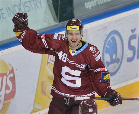 Petr Kumstát ze Sparty se raduje z 250. gólu v hokejové extralize a...