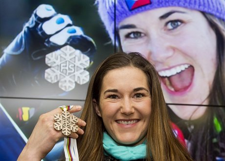 Lyžařka Šárka Strachová pózuje s bronzovou medailí z mistrovství světa v Beaver...