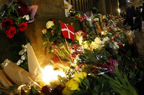 Dánská vlajka, kvtiny a svíky na míst útoku.