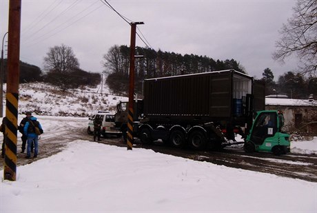 V pondlí 9. února 2015 zaala policie vyskladovat munici a výzbrojní materiál...