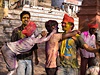 Lidé oslavují Holi festival (Varanasa, Indie)