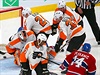 Centr Montrealu Tomá Plekanec skóruje na led Philadelphia Flyers.