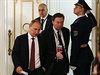 Vladimir Putin opoutí jednací místnost v Minsku.