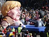 Angela Merkelová zobrazena jako kyklop a ecký premiét Tsipras útoící prakem