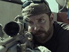 Bradley Cooper ve filmu Americký sniper.