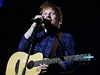 Zpvák a písniká Ed Sheeran si vystaí jen s kytarou.