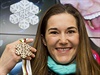 Lyaka árka Strachová pózuje s bronzovou medailí z mistrovství svta v Beaver...
