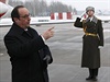 Francois Hollande a salutující ukrajinský voják.