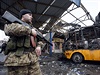 Ozbrojený proruský vzbouenec steí autobusovou zastávku v Doncku, kterou...