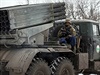 Písluník ukrajinských ozbrojených sil na raketometu Grad poblí msta...
