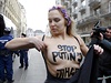 Spoe odná ukrajinská aktivistka z hnutí Femen protestuje proti návtv...