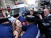 Smrt médií i policist se strhla kolem aktivistky z hnutí Femen protestující v...