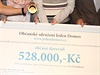 Eva Michaláková převzala symbolický šek s částkou 528 000 korun, které vynesla...