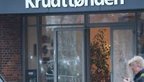 Podle TV2 zstalo v oknech kavrny Krudttoenden 30 dr po kulkch a nejmn dva...