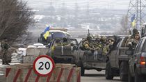 Ukrajinsk jednotky na kontrolnm stanoviti nedaleko pstavnho msta...