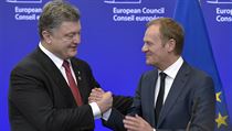 Ukrajinsk prezident Petro Poroenko (vlevo) a pedseda Evropsk komise Donald...