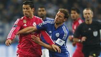 Hoewedes (vpravo) ze Schalke 04 a Ronaldo z Realu.