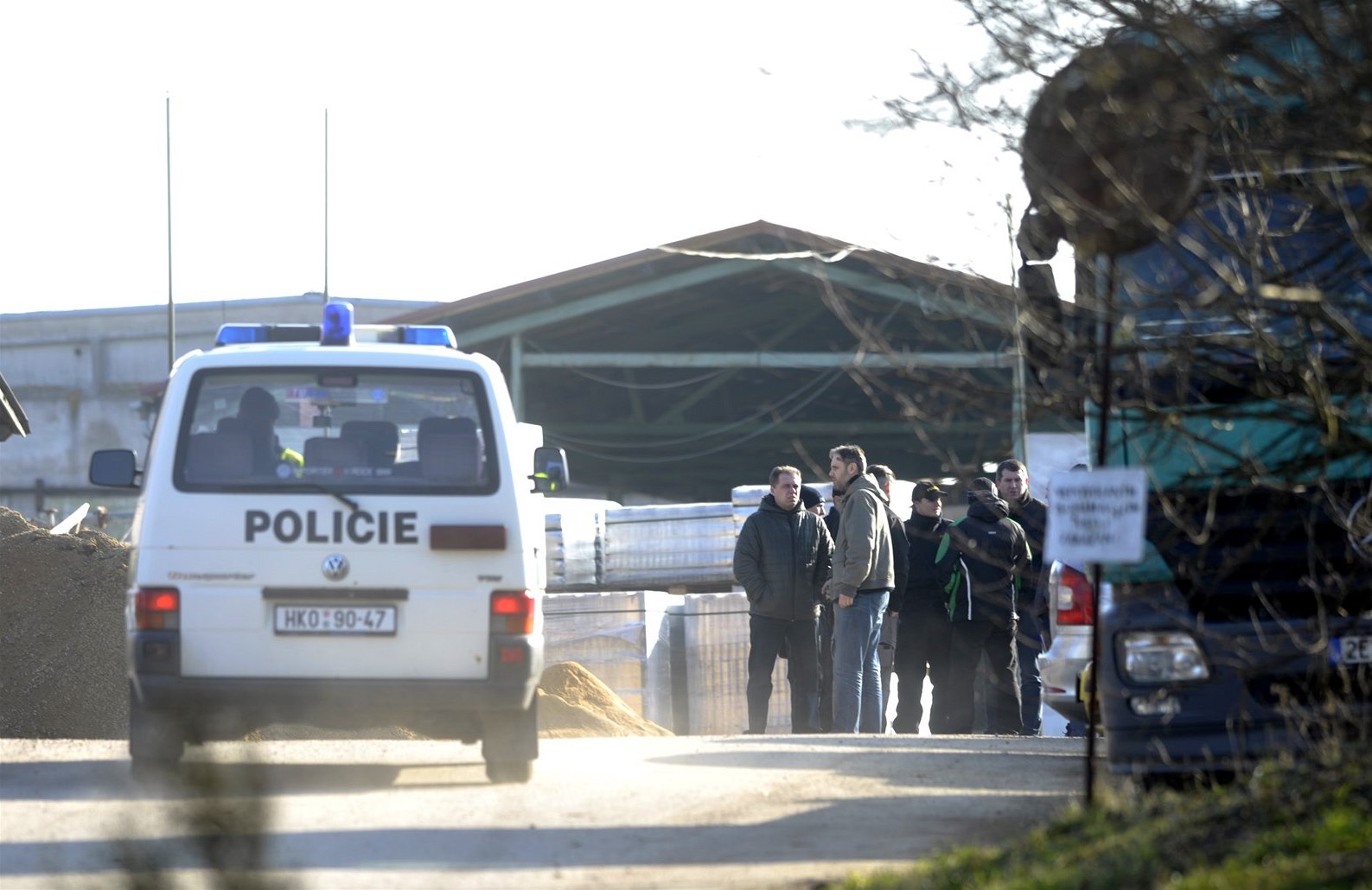 Policejní prezidium kontroluje materiál ulo�ený v muni�ním skladu firmy...