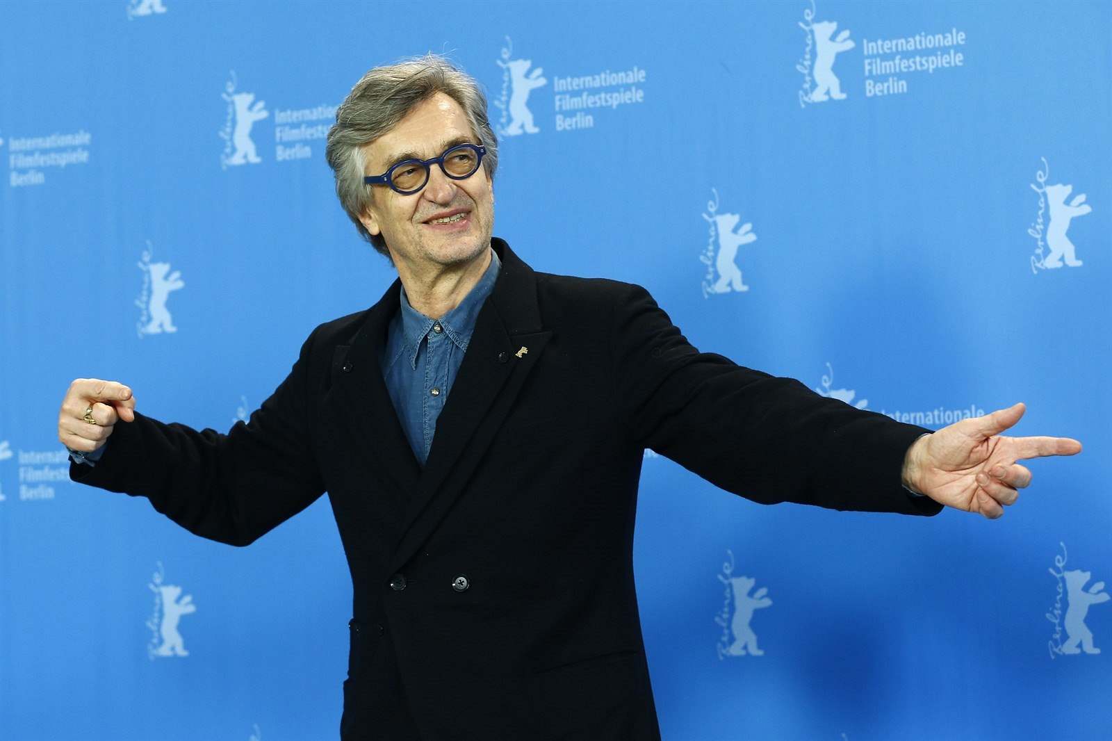 Re�isér Wim Wwnders na berlínském festivalu.