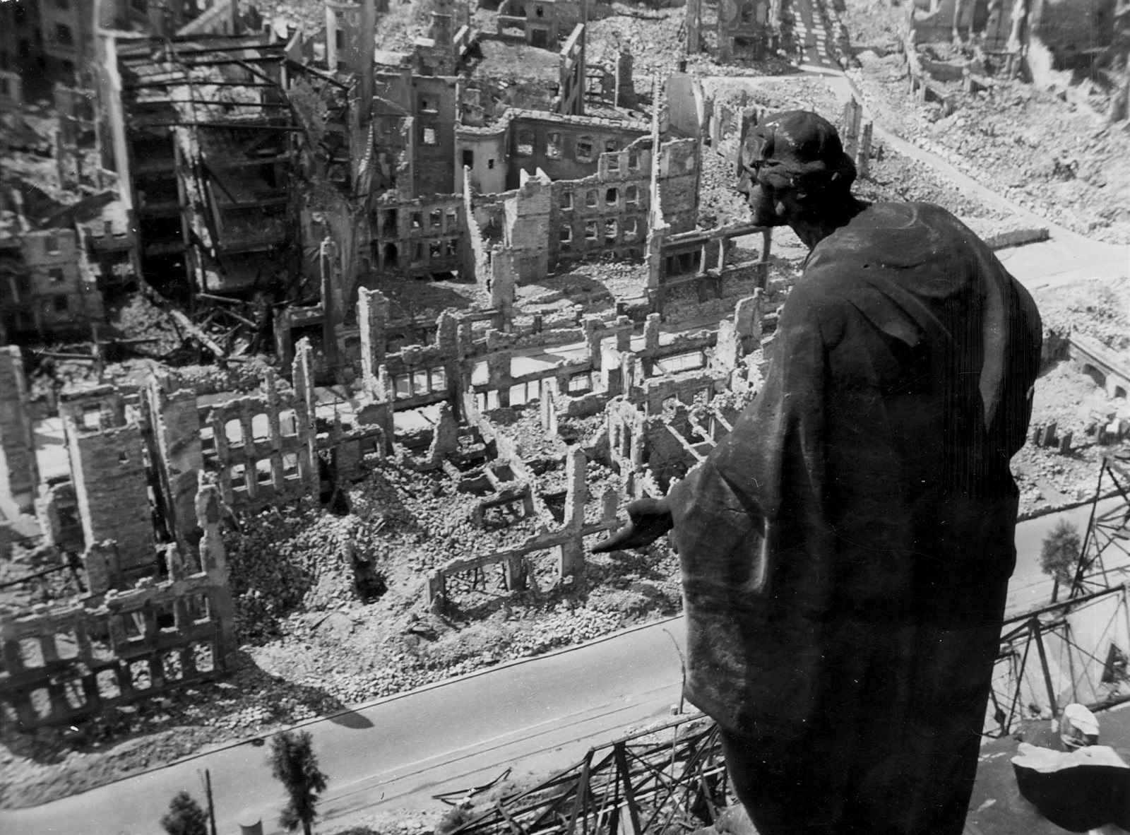 Pohled na trosky v drážďanské ulici Prager Strasse z věže radnice v roce 1945.