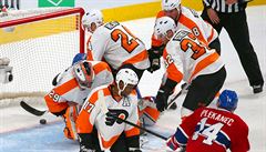 Centr Montrealu Tomá Plekanec skóruje na led Philadelphia Flyers.