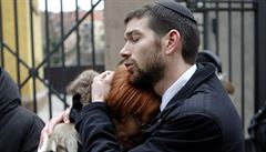 Dánský rabín ukliduje plaící enu po útoku v kodaské synagoze