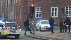 Podle TV2 zstalo v oknech kavárny Krudttoenden 30 dr po kulkách a nejmén dva...