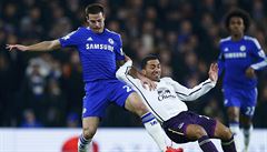Cesar Azpilicueta z Chelsea, jeho� atakuje Aaron Lennon.