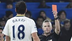 �erven� karta! Gareth Barry z Evertonu utk�n� na h�i�ti Chelsea nedohr�l.
