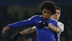 Willian z Chelsea, jeho� zezadu atakuje Muhamed Be�i�.
