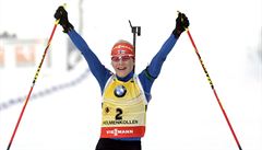 Kaisa Mäkäräinenová se raduje ze zisku tetího kiálového glóbu v kariée.