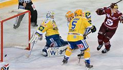 Miroslav Forman ze Sparty (vpravo) se raduje z rozhodujícho gólu v prodlou�ení...