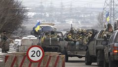 Ukrajinské jednotky na kontrolním stanoviti nedaleko pístavního msta...