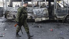 Povstalci a ukrajinsk armda se pou o to, kdo se prvn sthne z fronty