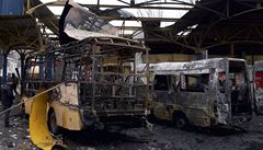 Děly zničená autobusová zastávka v Doněcku.