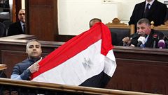 Noviná Mohamed Fahmy s egyptskou vlajkou  u soudu v egyptském mst Cairo
