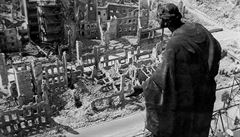 Pohled na trosky v drážďanské ulici Prager Strasse z věže radnice v roce 1945.