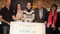 Eva Michaláková pevzala symbolický ek s ástkou 528 000 korun, které vynesla...