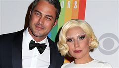Lady Gaga se zasnoubila s hercem Taylorem Kinneyem na Valentýna