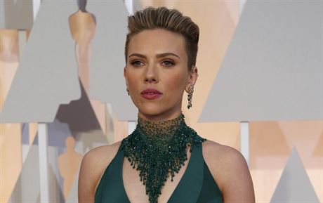 Hereka Scarlett Johansson v rb Versace na pedvn prestinch filmovch...