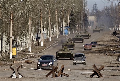Prorutí separatisté ídí konvoj obrnných vozidel poblí msta Debalceve.